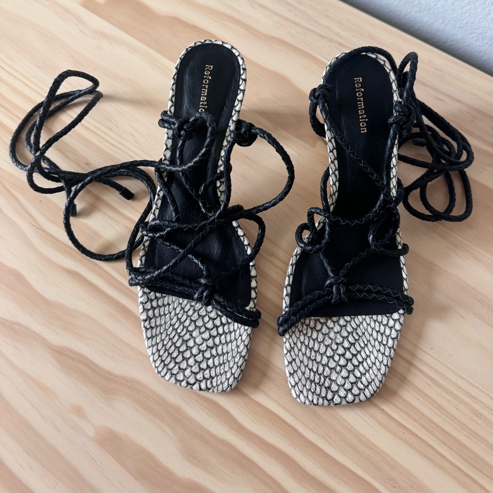 Reformation Black & White Wrap-Around Heels – Size 6.5